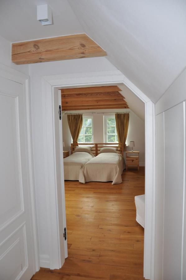 Monte Carvick Nad Jeziorem Seksty * Karwik
